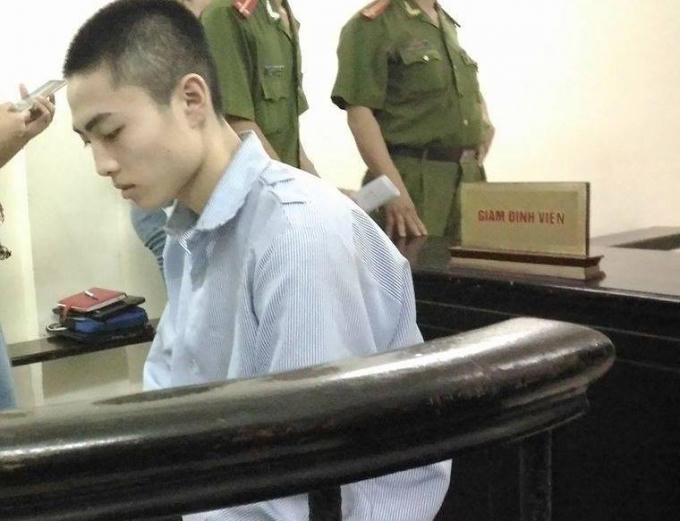 Bị cáo Vũ Văn Bình trước vành móng ngựa trong phiên xét xử.