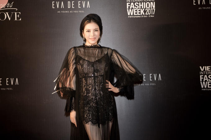 Có thể thấy dù chỉ diện trang sức nhỏ của Paolo Piovan nhưng nữ diễn viên vẫn hết sức sang trọng, nổi bật. Sự tinh tế khi phối đồ tạo điểm nhấn khiến Lý Nhã Kỳ thật sự tỏa sáng.