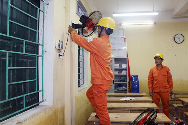 Thay các quạt bị hỏng do mưa lũ