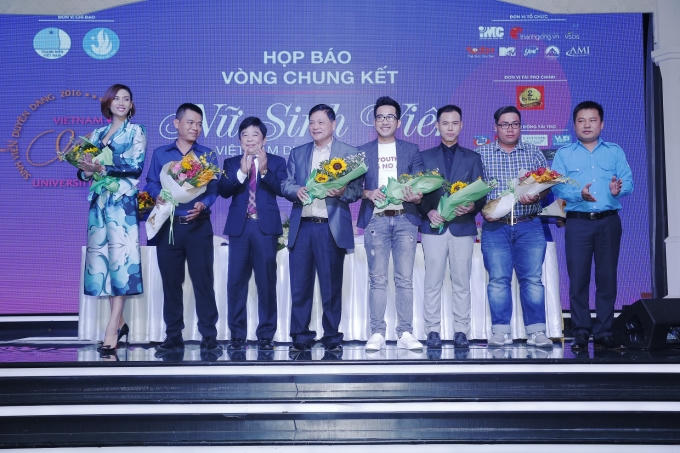 Đại diện nhãn hàng Trà Thảo Mộc Dr Thanh nhận hoa từ BTC.