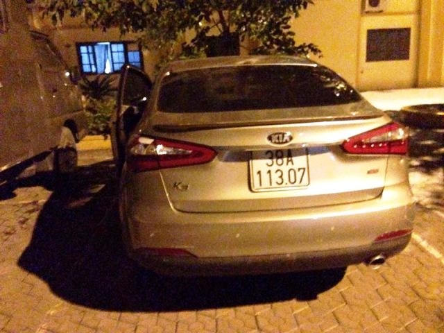 Chiếc xe "điên" lùi khiến một chiến sỹ CSGT bị thương phải nhập viện điều trị.