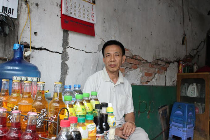Ông Thủy chờ đợi được cấp sổ đỏ trong ngôi nhà có nguy cơ đổ sập bất cứ lúc nào.