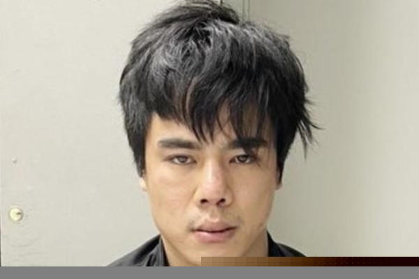 Đối tượng bị công an bắt giữ.