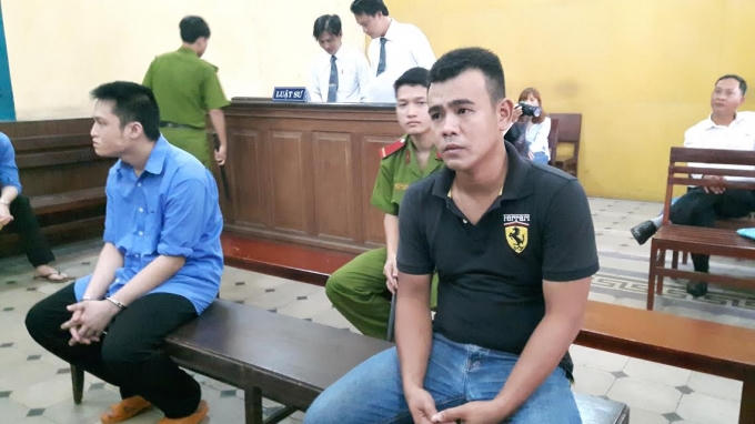 Hai bị cáo tại phiên tòa.