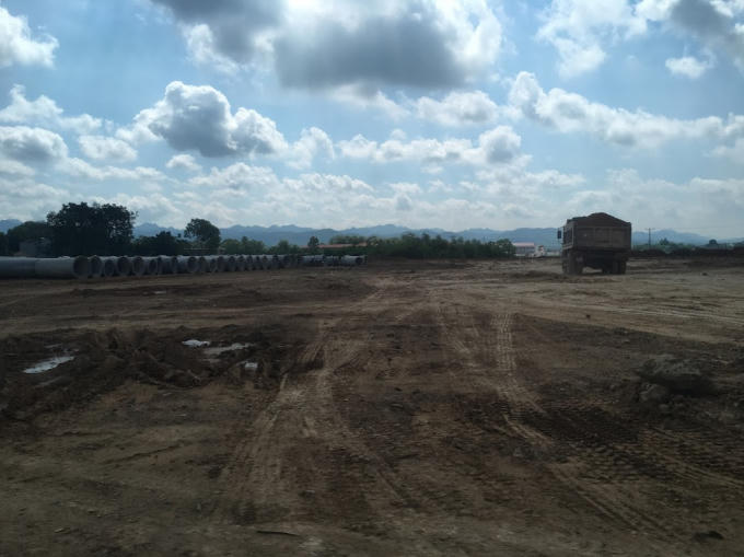 Đất được mang về san lấp mặt bằng xây dựng bến xe của Cty Đạm Xuân. Ảnh: Nguyệt Nguyệt