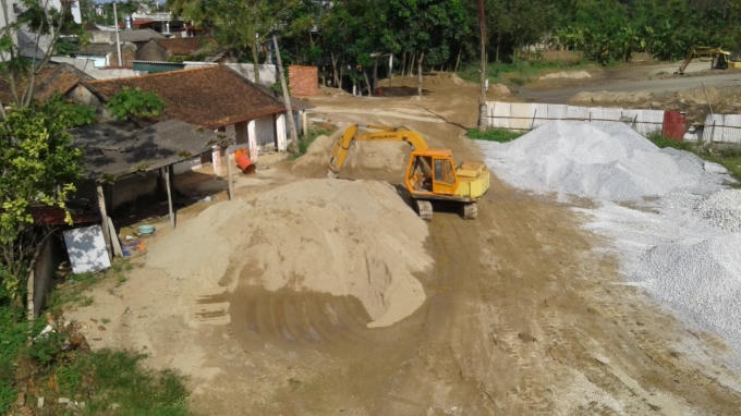 Bãi tập kết, kinh doanh cát của ông Lê Kim Bằng bên sông Lạch Trường ngay sát chân cầu Bút Sơn, mặc dù chưa được cấp giấy phép nhưng tại đây các hoạt động vận chuyển cát khá công khai và không gặp bất kì sự kiểm tra của các lực lượng chức năng.  Ảnh: Nguyệt Chi