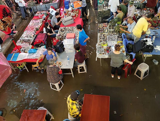 Một quán cà phê ở Q.Bình Thạnh bị ngập lênh láng trong cơn mưa lớn