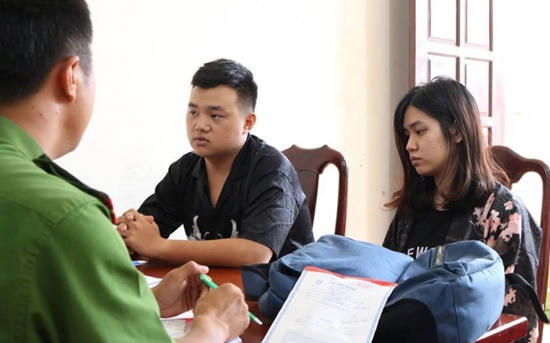 Kiên và Phương tại cơ quan công an.