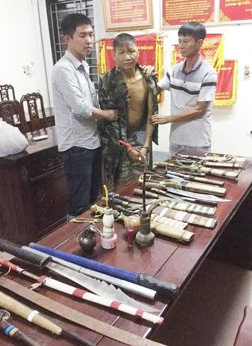 Vi Văn My và tang vật thu giữ tại hiện trường.