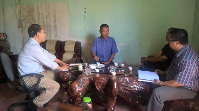 Người dân thôn Giang Châu đang trao đổi về vụ việc với PV