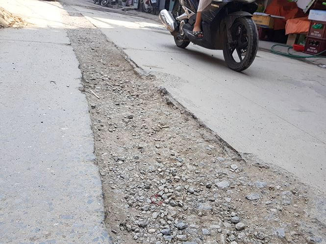 Bà Đỗ Thị Hoa (nhà số 1088 Hồng Hà) cho biết, cửa hàng buôn bán ở mặt đường nên ngày nào cũng phải phun nước cho đỡ bụi nhưng vẫn không thể chịu được. Đặc biệt, công trình đã thi công suốt 2 tuần nay.