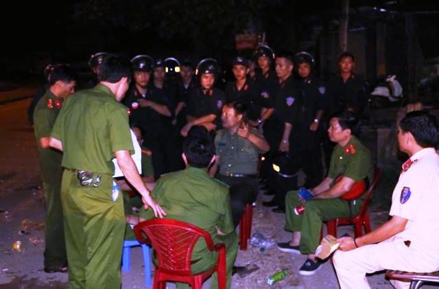 Lúc sự cố cháy chợ xảy ra, ước tính có gần 1000 cán bộ chiến sỹ công an và quân đội ra sức dập lửa.