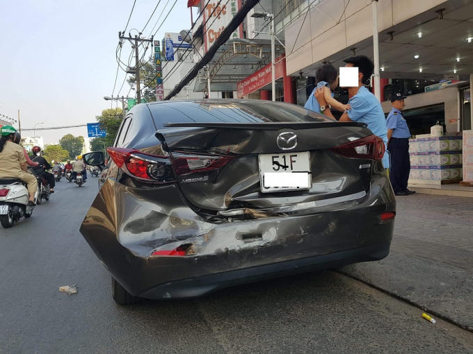 Ô tô của anh Th. bị xe chị Thúy tông từ phía sau.