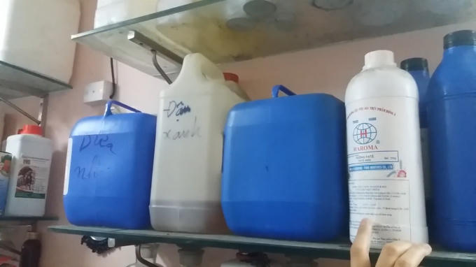 Hóa chất độc hại bày bán tràn lan.