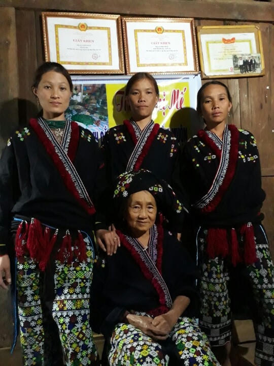 Mẹ Mế và các con bên những bằng khen  vì sự nghiệp sức khỏe cộng đồng.