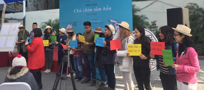 Buổi ra mắt sách tranh Chú chim tâm hồn thu hút sự quan tâm nhiều bậc phụ huynh và em nhỏ.