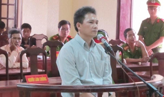 Bị cáo Lê Văn Hùng trước vành móng ngựa.
