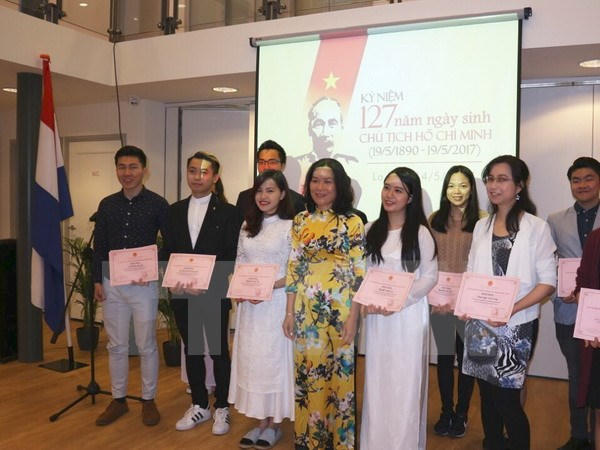 Đại sứ Ngô Thị Hoà trao bằng khen cho 17 sinh viên Việt Nam có thành tích xuất sắc. Ảnh: Định Hương/TTXVN