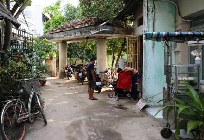 Cổng vào không có biển di tích quốc gia.