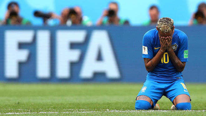 Neymar đã ôm mặt khóc khi trận đấu kết thúc.