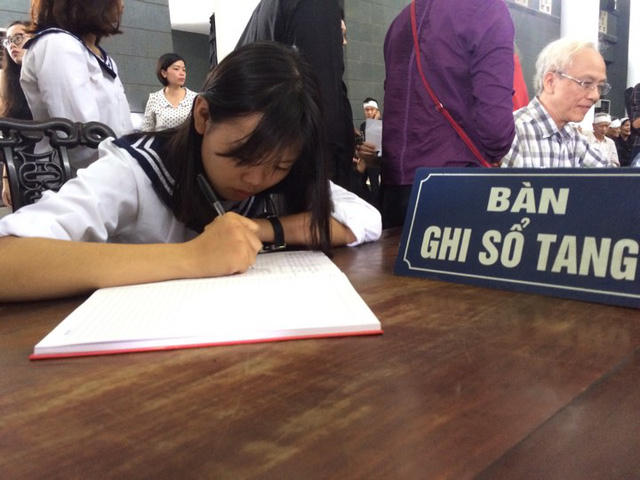 Nghẹn ng&agrave;o những giọt nước mắt tiễn biệt thầy Văn Như Cương