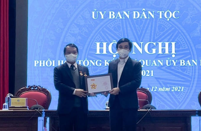 Bí thư Ban cán sự Đảng, Bộ trưởng, Chủ nhiệm Hầu A Lềnh vinh dự nhận các Kỷ niệm chương của Đảng ủy Khối cơ quan Trung ương