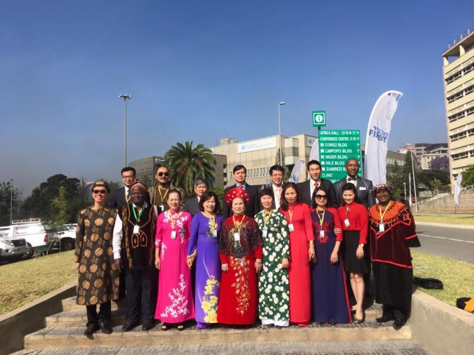 Đoàn Việt Nam chụp ảnh lưu niệm cùng đại sứ các nước có di sản được UNESCO xét duyệt lần này.