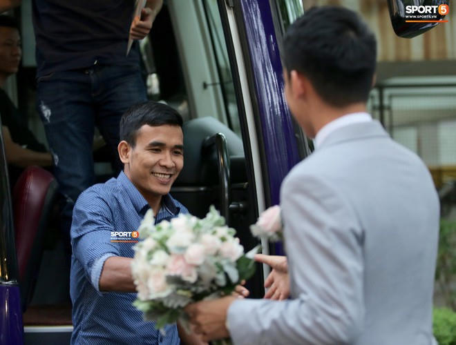 Quang Hải, Đình Trọng cùng dàn cầu thủ Hà Nội hóa soái ca áo trắng