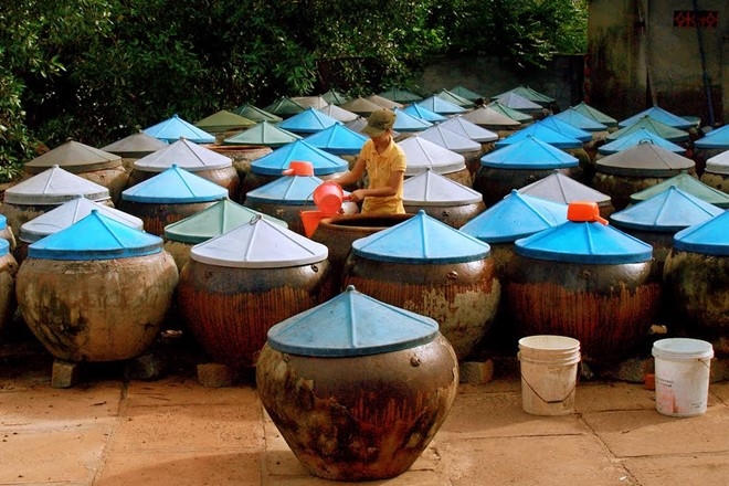 Các chuyên gia thực phẩm cũng như DN sản xuất nước mắm cùng chung quan điểm, asen có trong nước mắm truyền thống là đương nhiên, vì đây là asen hữu cơ, không độc hại, có sẵn trong cá tươi. Ảnh: Đình Hòa.