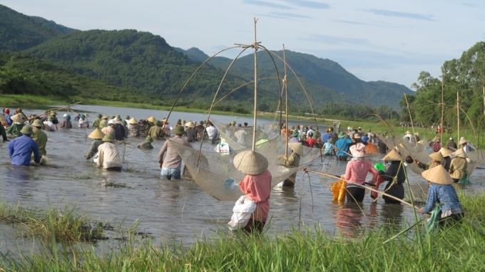 Dòng người bắt đầu áo xuống Đầm Vực.