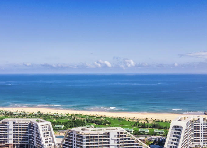 FLC Grand Hotel Quy Nhon hứa hẹn sẽ mang đến một phong cách nghỉ dưỡng mới mẻ, những trải nghiệm thư thái, êm đềm nhưng cũng không kém phần sang trọng. Từ đây, du khách có thể thưởng ngoạn khung cảnh biển trời Quy Nhơn thơ mộng thu trọn trong tầm mắt và hệ tiện ích nội khu đẳng cấp như bể bơi trong nhà, Jacuzzi, Gym, khu vui chơi trẻ em, khu trò chơi nước, chuỗi nhà hàng và bar đa phong cách, …với đầy đủ các dịch vụ giải trí, phong cách ẩm thực được biến tấu đa dạng cho cả hoạt động ban ngày và ban đêm.