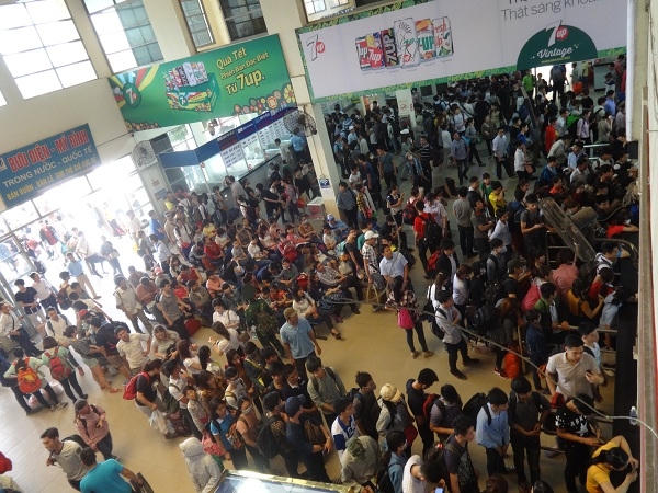 Dòng người chen chúc về quê, nhà xe mượn cớ tăng giá gấp đôi