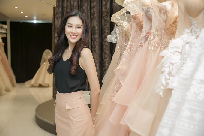 Mới đây, Diệu Ngọc đã có buổi làm việc với nhà thiết kế Phạm Đăng Anh Thư (thương hiệu Joli Poli) để thử những thiết kế dạ hội mà cô sẽ mang đến Hoa hậu Thế giới 2016.