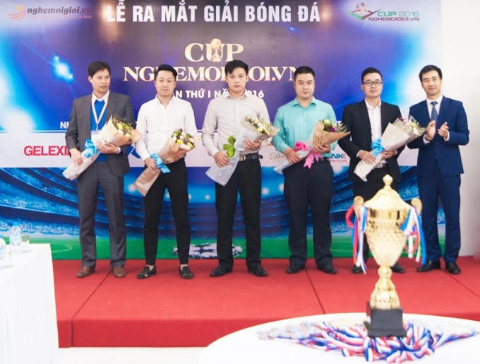 Ông Lê Xuân Nga – Trưởng Ban tổ chức giải bóng đá CUP nghemoigioi.vn tặng hoa cho các nhà tài trợ của chương trình.
