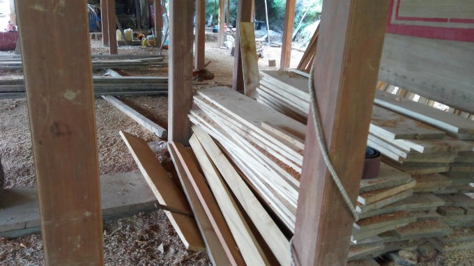 Gỗ cũng được chất đầy dưới nhà sàn đang hoàn thiện của Bí thư thôn.