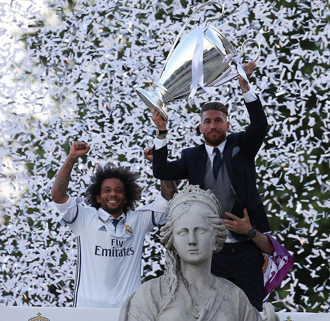 Ramos và Marcelo lại trèo lên đài phun nước Cibeles