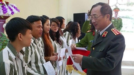 Thượng tướng Nguyễn Văn Thành, Thứ trưởng Bộ Công An, trao quyết định đặc xá cho các phạm nhân trại Thanh Xuân.
