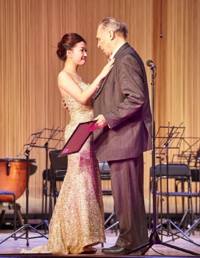 Phút giây vinh quang, đầy cảm xúc của Bảo Yến khi Ban giám khảo khi lên trao giải. Ảnh: Internet