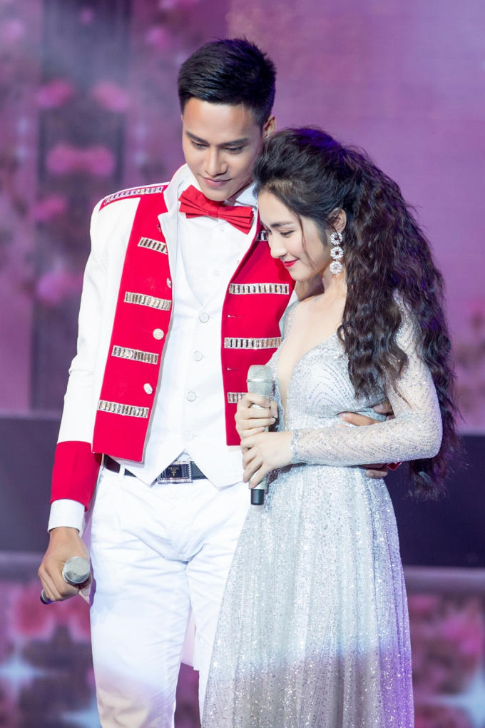 Giang Hồng Ngọc - H&ograve;a Minzy nắm tay nhau gi&agrave;nh giải nhất tuần đ&ecirc;m nhạc