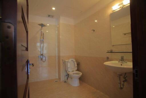 Nhà tắm và nhà vệ sinh sạch sẽ, tiện nghi, rộng rãi.
