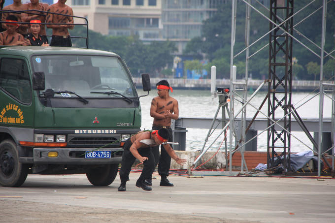 Chiến sĩ đặc nhiệm kéo cả xe ô tô với cây đao kẹp trước vùng cổ.