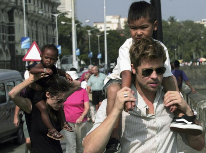 Brad Pitt và Angelina Jolie đưa các con đi du lịch ở Mumbai năm 2006. (Ảnh: Reuters)