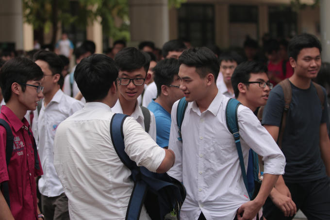Thí sinh vui vẻ trao đổi về bài thi tổ hợp.