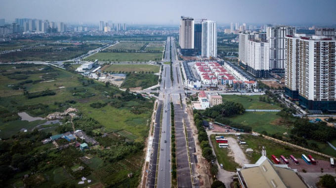 Nằm gần cửa ng&otilde; ph&iacute;a t&acirc;y bắc thủ đ&ocirc;, dự &aacute;n đường trục nối từ Phạm Văn Đồng (Bắc Từ Li&ecirc;m, H&agrave; Nội) với khu đ&ocirc; thị T&acirc;y Hồ T&acirc;y v&agrave; đường V&otilde; Ch&iacute; C&ocirc;ng (Xu&acirc;n La, T&acirc;y Hồ) được khởi c&ocirc;ng từ th&aacute;ng 5/2017 đến nay đ&atilde; ho&agrave;n thiện 90%. Một phần đường v&agrave; đưa v&agrave;o khai th&aacute;c từ th&aacute;ng 11/2017.