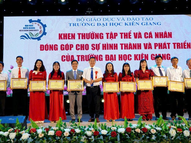 Ông Trần Quang Bảo, Giám đốc Sở Giáo dục và Đào tạo tỉnh An Giang trao khen thưởng cho tập thể, cá nhân đóng góp cho sự hình thành, phát triển của Đại học Kiên Giang