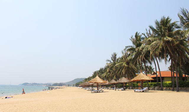 Sau khi có ý kiến trái chiều, một lãnh đạo Sở Xây dựng Khánh Hòa, cho biết, tất cả mới chỉ là ý tưởng của chuyên gia nước ngoài. Quan điểm chung của lãnh đạo UBND tỉnh Khánh Hòa là làm cho bãi biển Nha Trang được “rộng hơn, đẹp hơn”