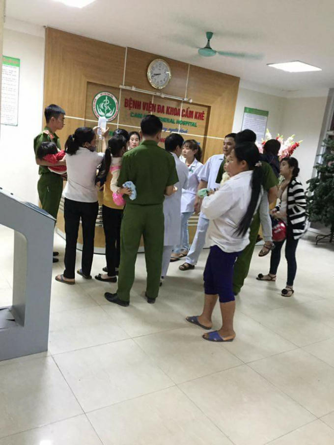 Các cháu được gia đình đưa vào Bệnh viện đa khoa Cẩm khê sau khi có biểu hiện buồn nôn, sốt nhẹ.(Ảnh: Phutho24h)