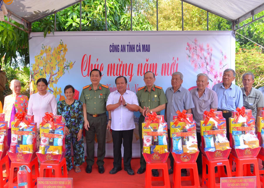 Ông Nguyễn Minh Luân - Phó Chủ tịch UBND tỉnh; Đại tá Hồ Việt Triều - Giám đốc Công an tỉnh; Đại tá Nguyễn Văn Tươi – Chủ tịch Hội Cựu Công an nhân dân tỉnh tặng quà, chúc Tết Nhân dân xã Phú Mỹ.