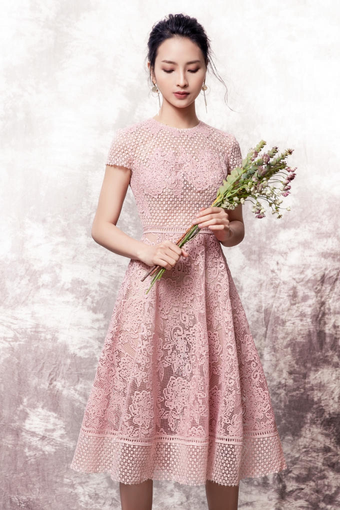 Mẫu thiết kế tạo điểm nhấn với chiếc nơ lụa 3D. Độ nổi bật của chiếc nơ l&agrave; điểm nhấn ch&iacute;nh, hỗ trợ cho phom v&aacute;y bồng bềnh l&atilde;ng mạn của thiết kế n&agrave;y. T&ocirc;ng hồng pastel của thiết kế nổi bật l&agrave;n da trắng của MC M&ugrave; Tạt.