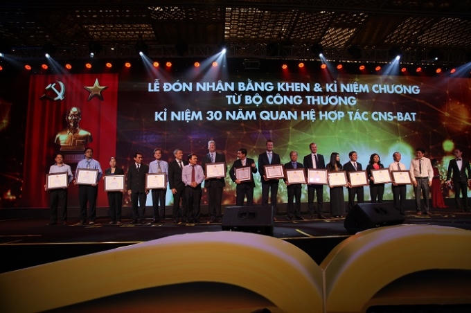 Đại diện Bộ Công Thương trao Bằng khen và kỉ niệm chương cho các tập thể, cá nhân đang công tác tại CNS và BAT.